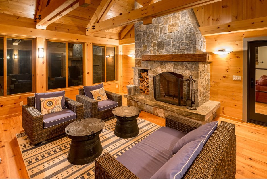 Закрытая беседка с камином