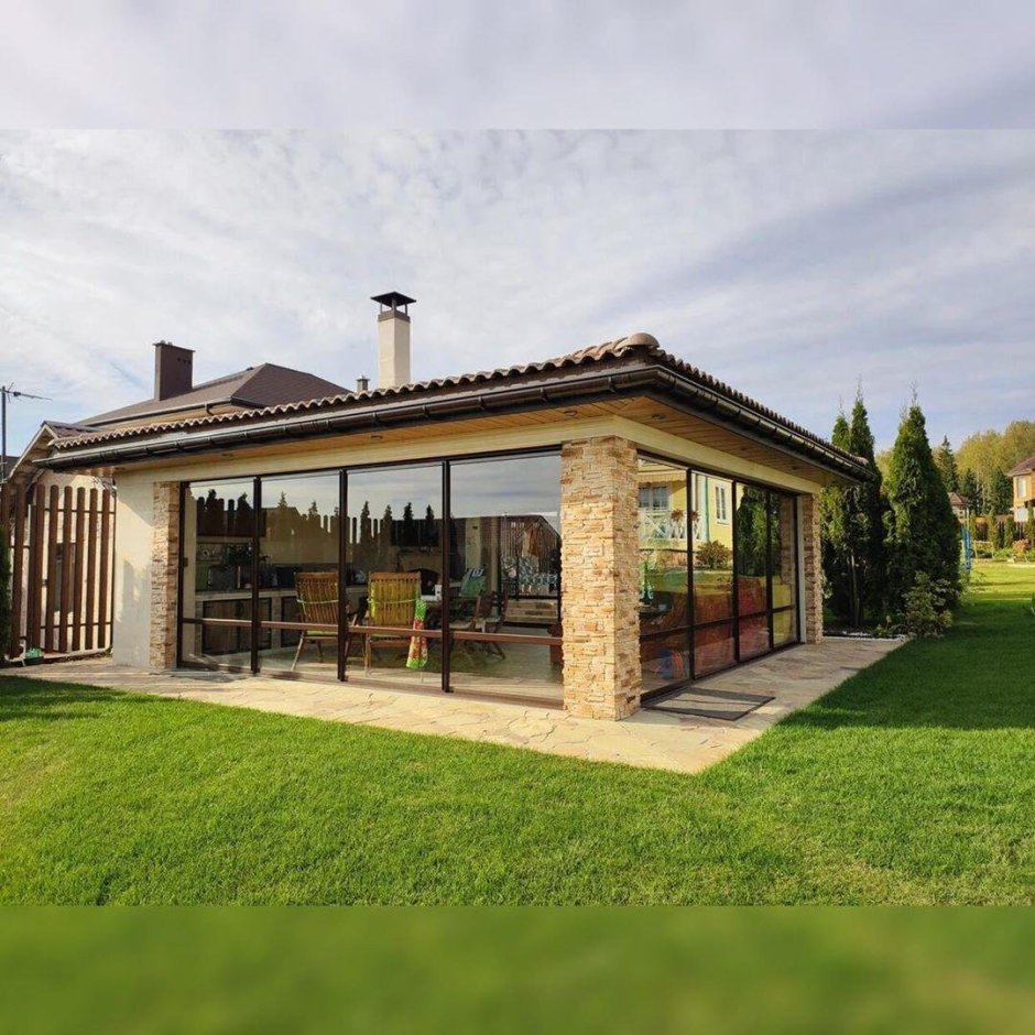 Застекленная беседка с барбекю