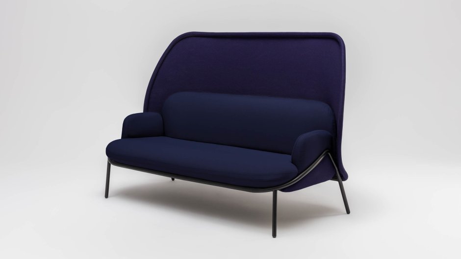 Узкий диван с высокой спинкой