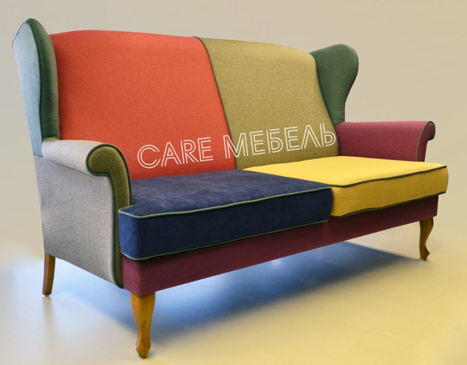 Диван на деревянных ножках