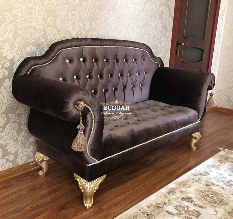 Кожаный диван с каретной стяжкой