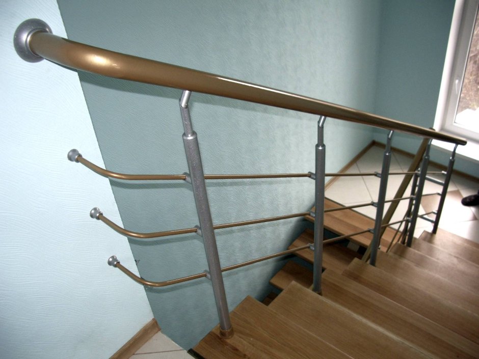 Ограждения из профильной трубы с деревянным поручнем