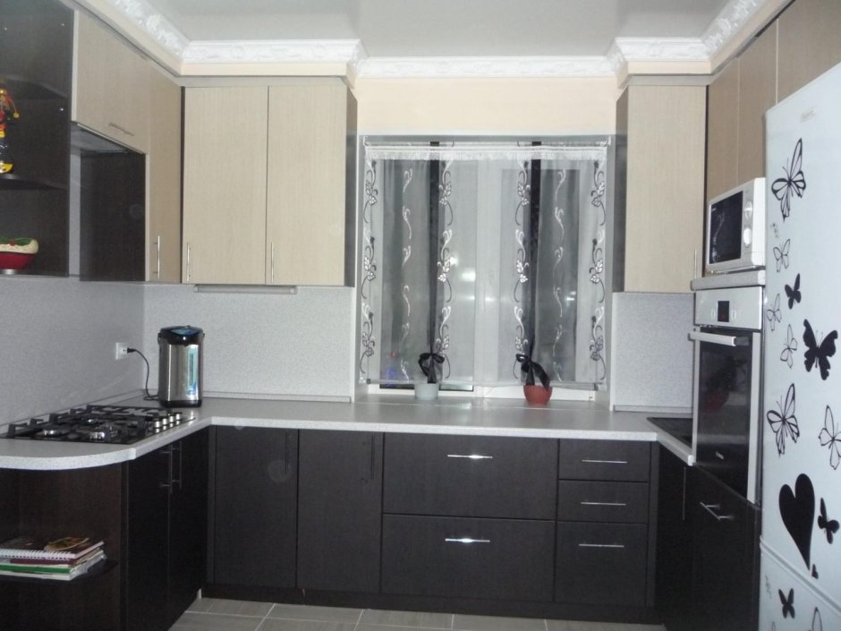 Угловая кухня вдоль окна