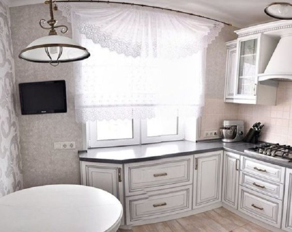 Маленькая кухня с окном в рабочей зоне