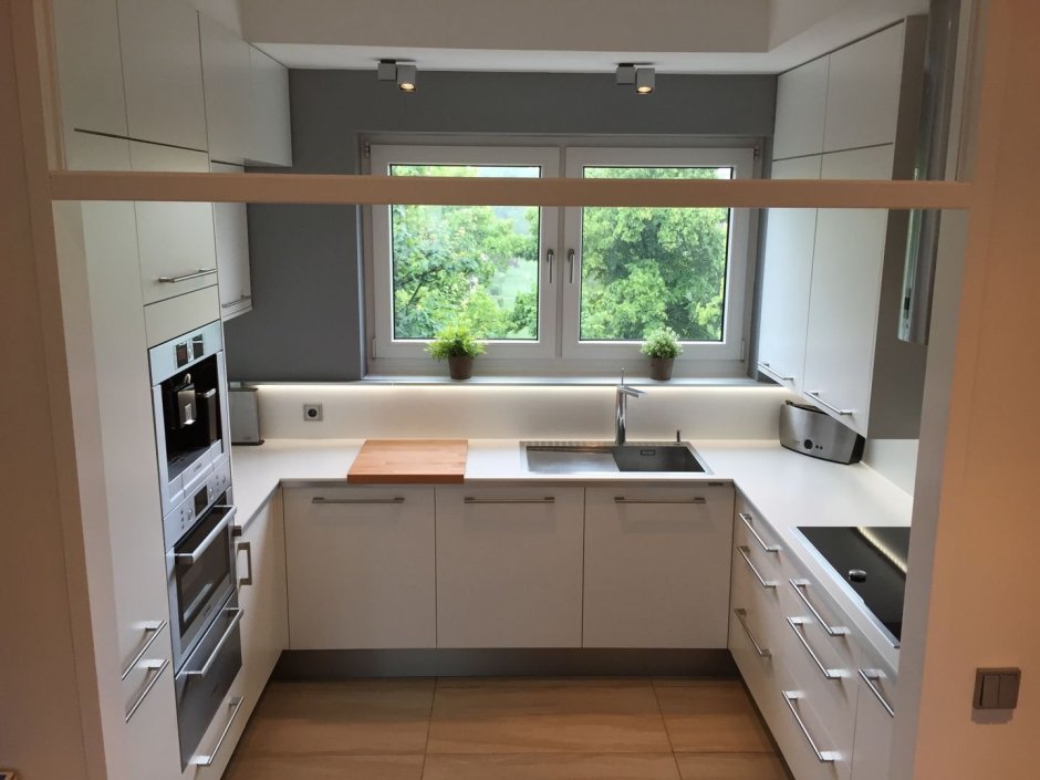 П-образная кухня с окном