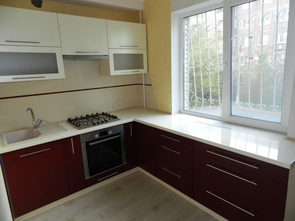 Встроенные кухни с окном