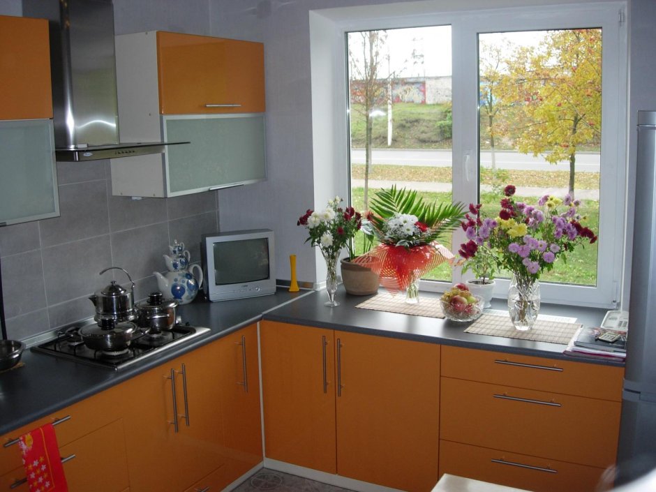 Встроенные кухни с окном