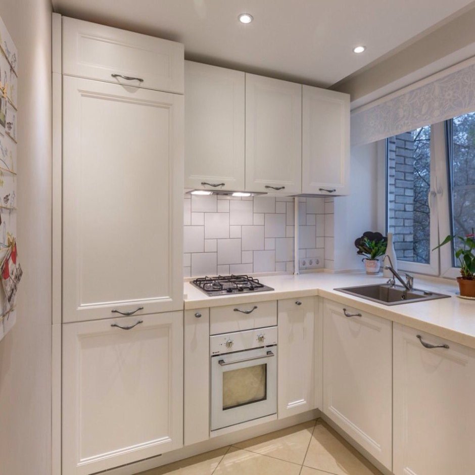 Небольшая светлая кухня