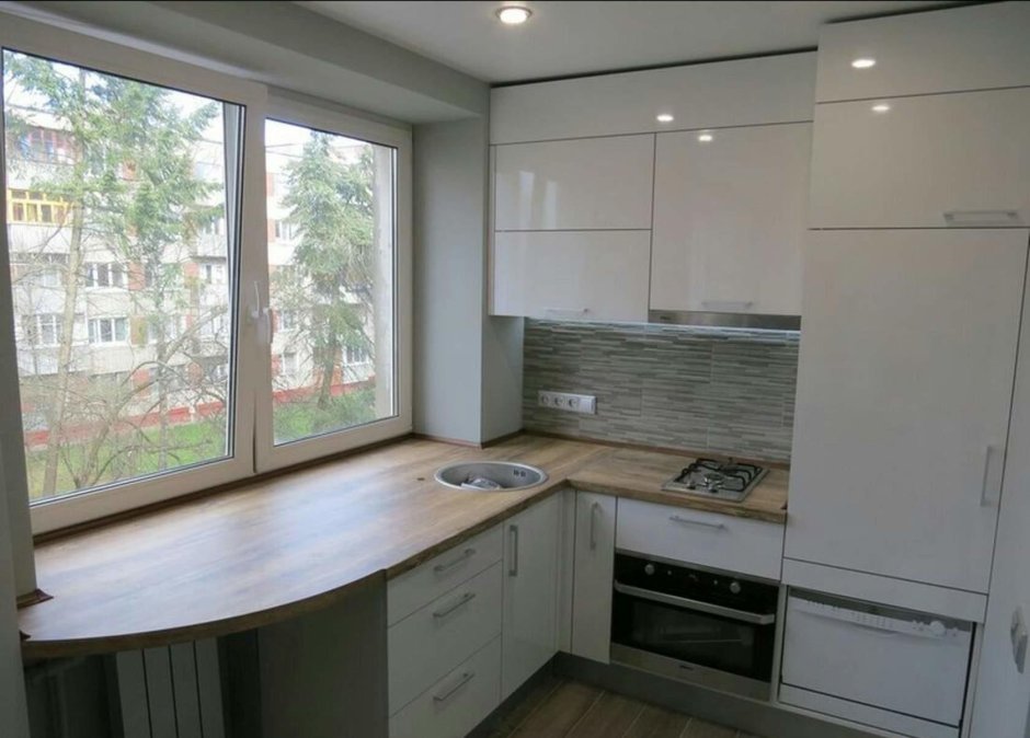 Кухня 6м2 подоконник-столешница.мойка у окна