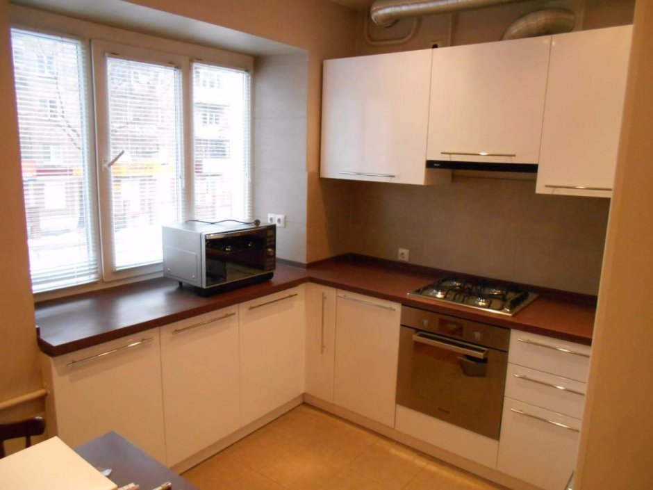 Кухонный гарнитур со столешницей под окном