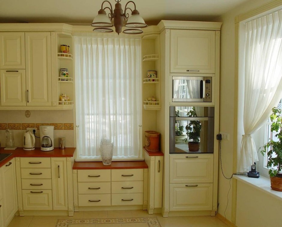 Кухонный гарнитур вокруг окна