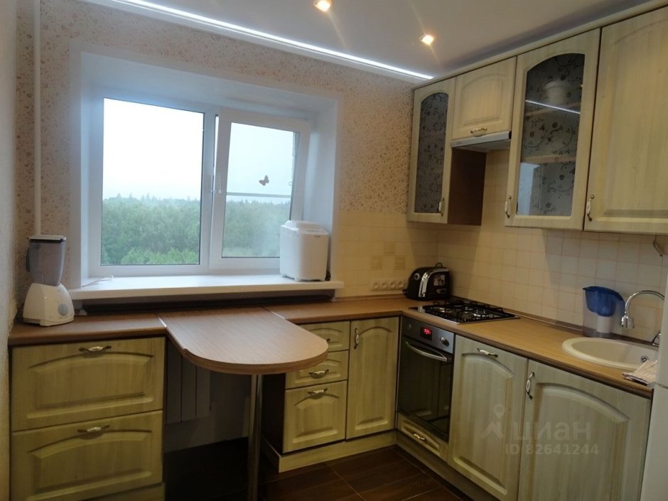 Кухонные гарнитуры для маленькой кухни с окном