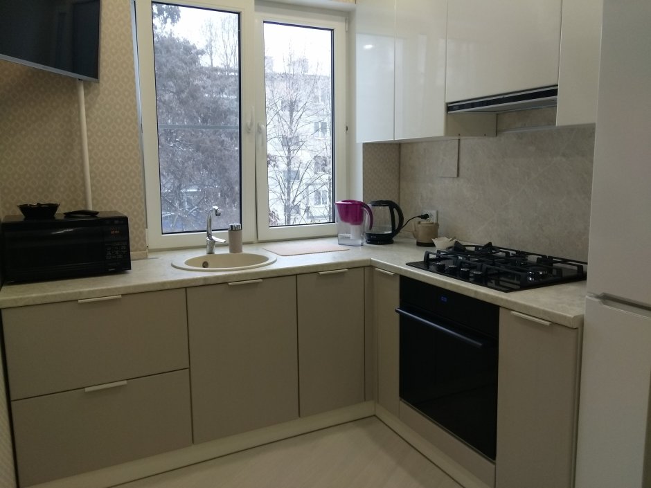 Кухня с мойкой у окна в хрущевке