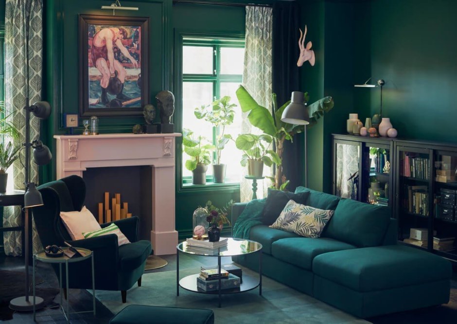 Изумрудный цвет в интерьере гостиной