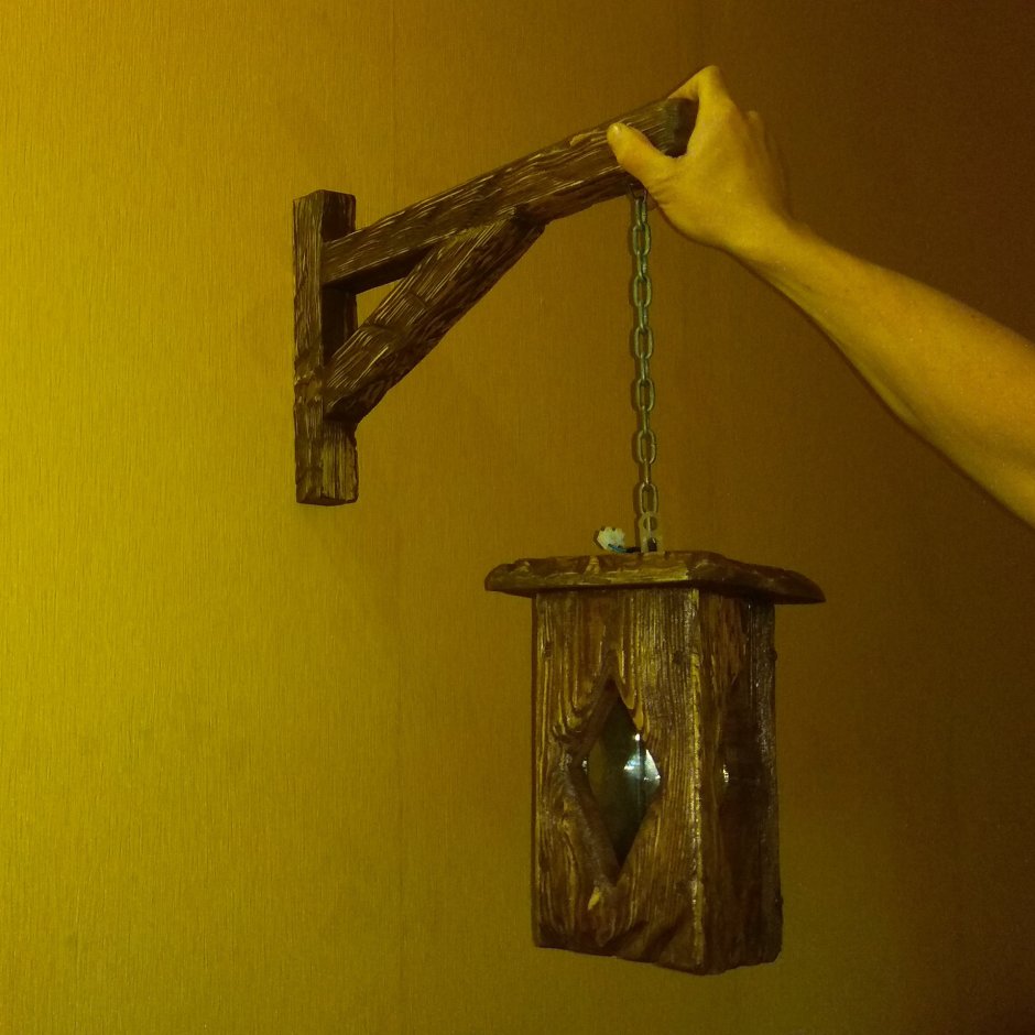 Деревянный уличный фонарь