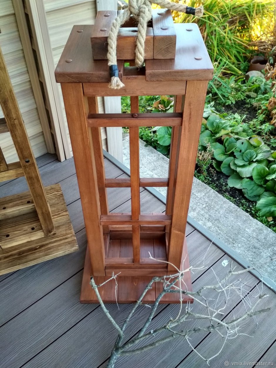 Уличный фонарь из дерева