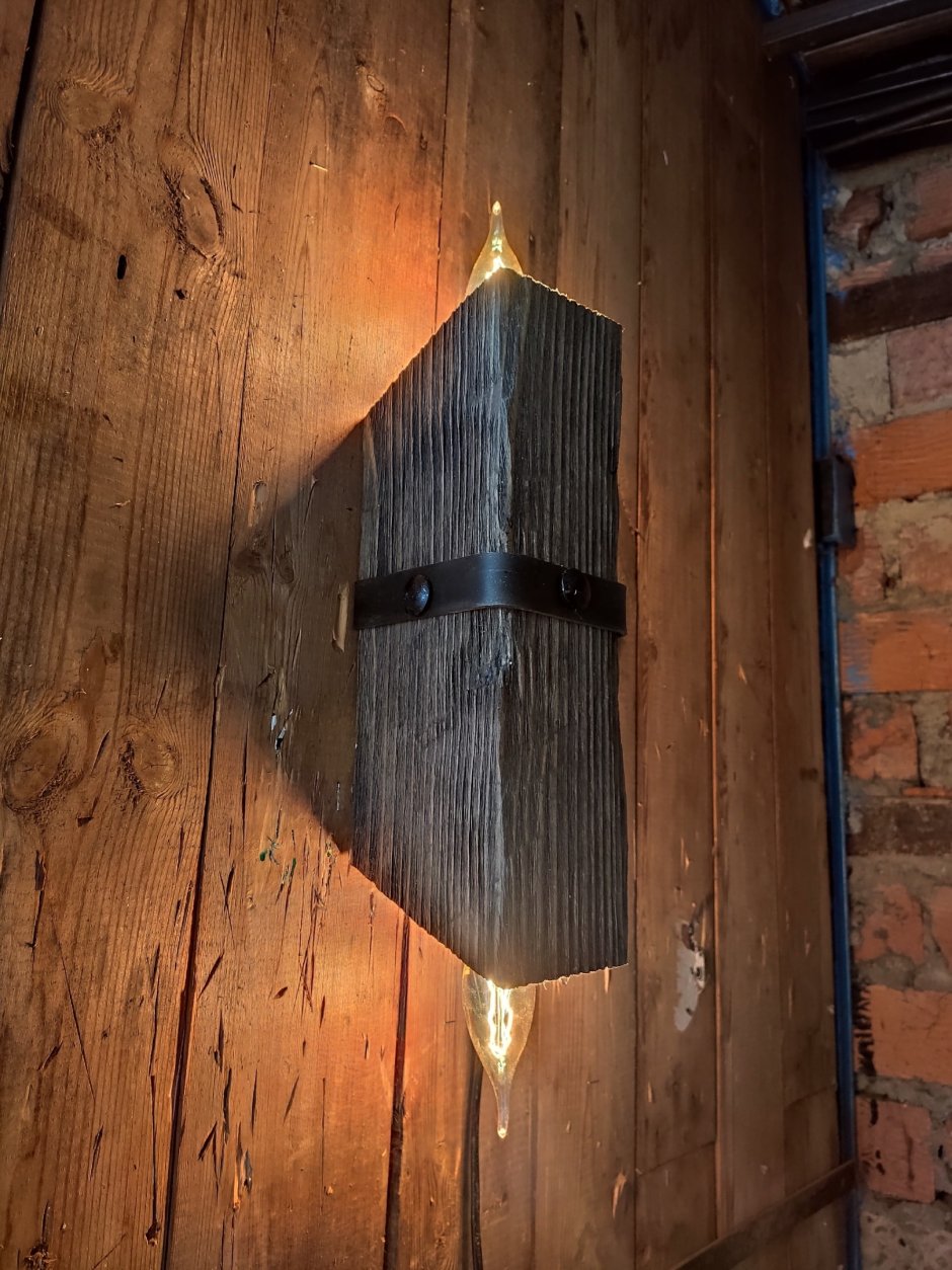 Настенный светильник из бруса