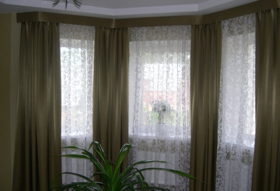 Шторы на эркерное окно в гостиной