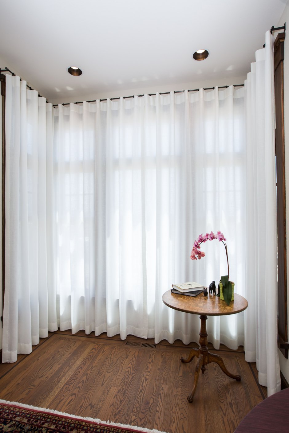 Тюлевая штора на эркере