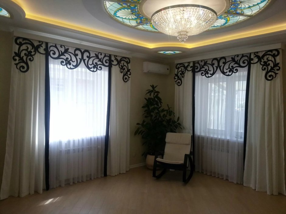 Шторы в гостиную с ажурным ламбрекеном