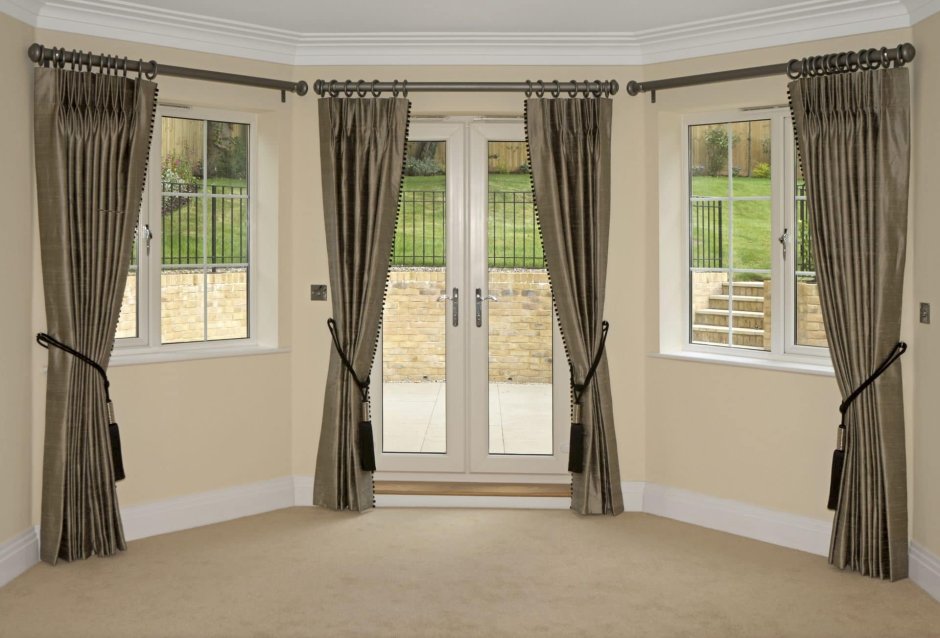 Шторы на эркере с тремя окнами