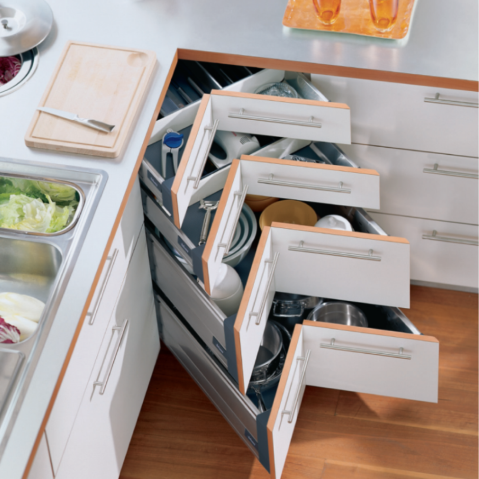 Ящики в углу кухни