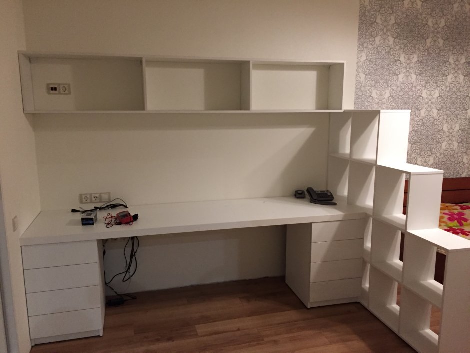 Письменный стол с полочками