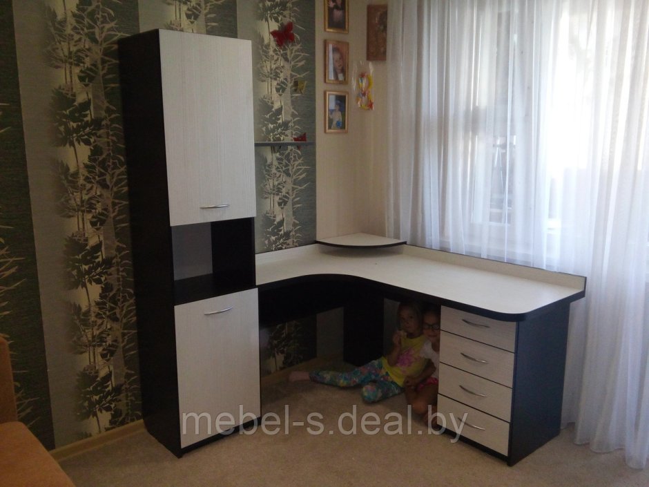 Угловые столы для школьника с полками и ящиками