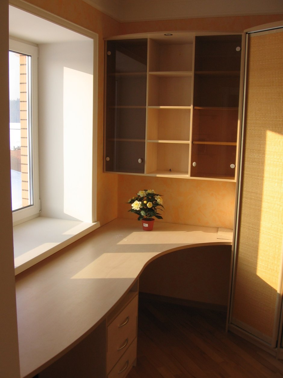 Встроенный шкаф с угловым столом