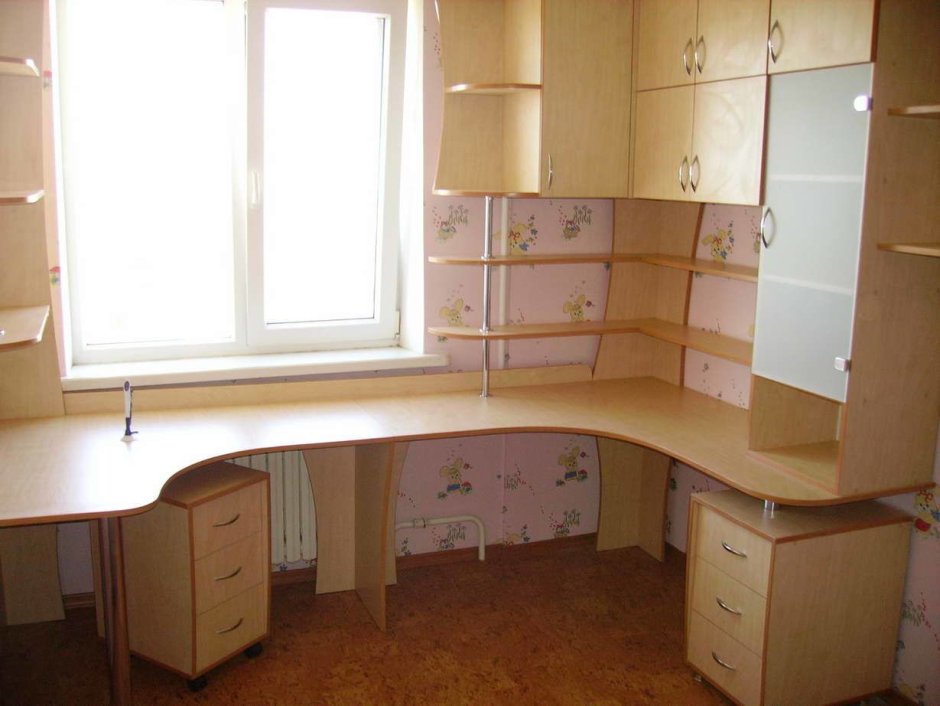 Угловой стол у окна