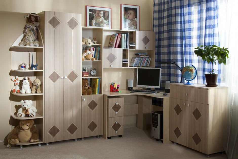Детский стол со шкафом