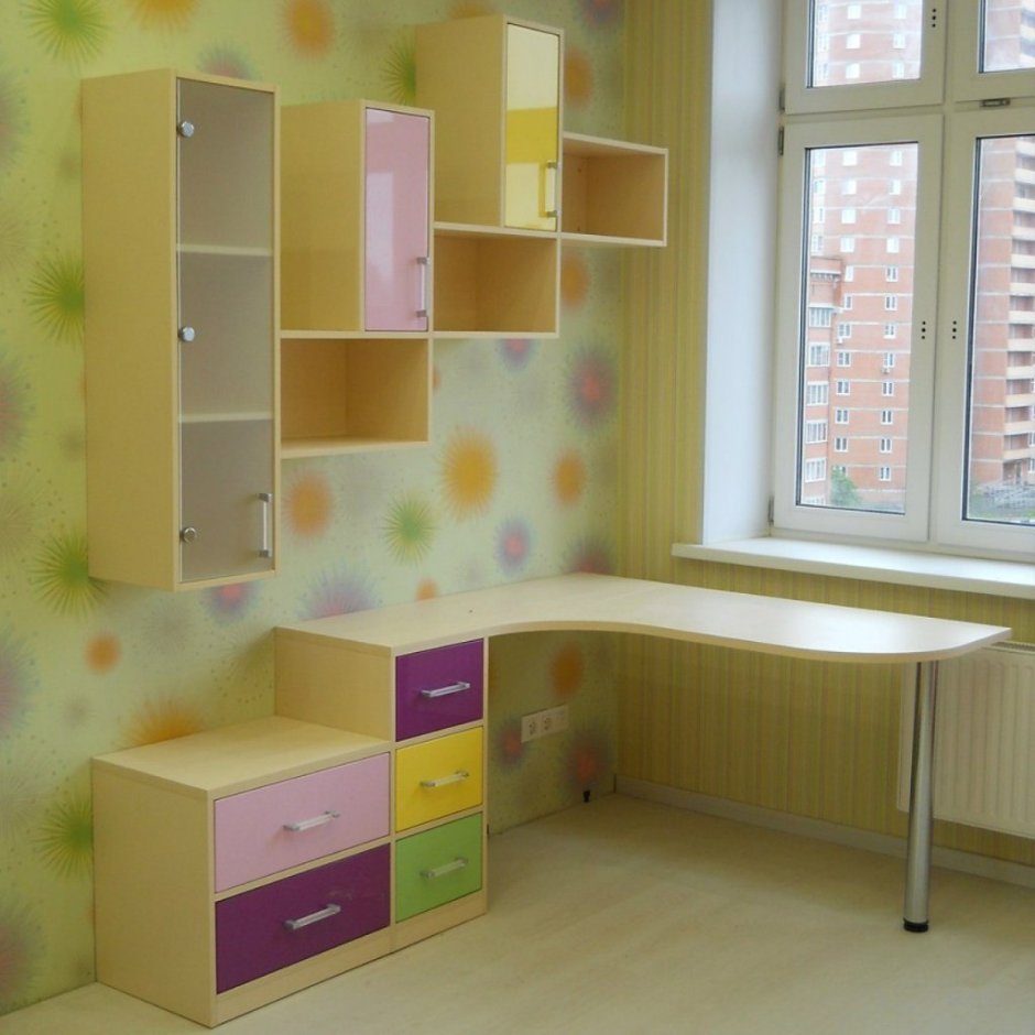 Угловой стол в детской комнате