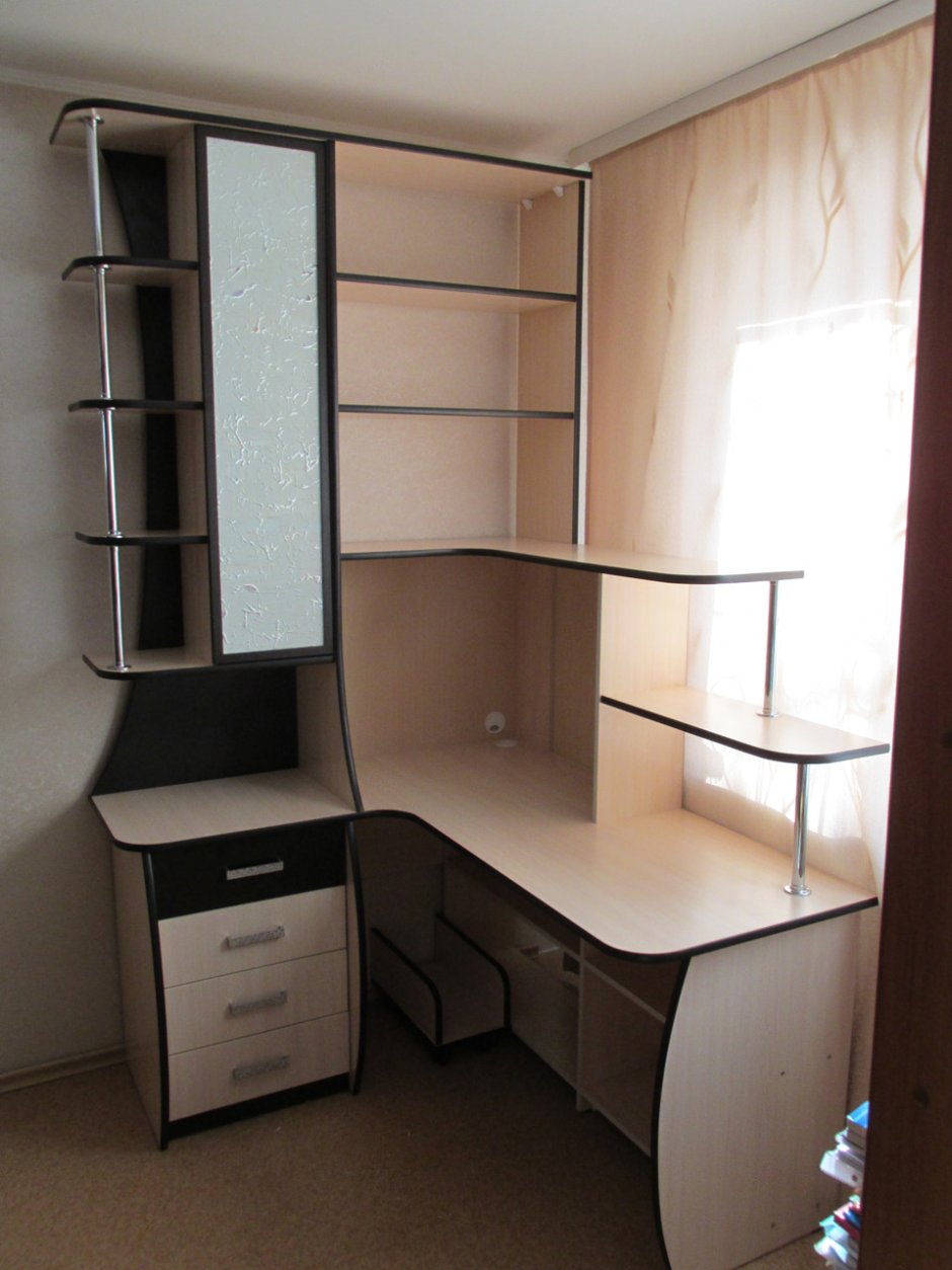 Компьютерный стол со шкафом и полками