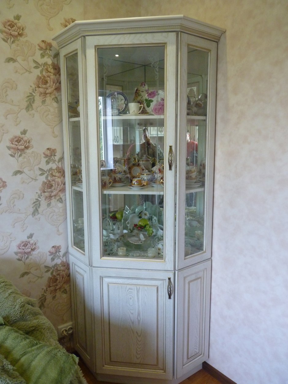 Угловой шкаф сервант