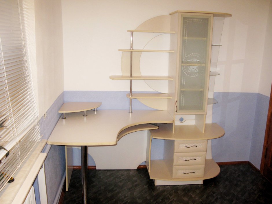 Стол углом с полками