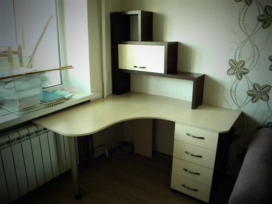 Стол угловой простой