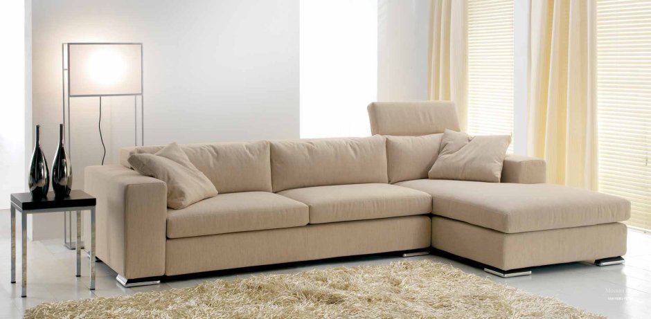 Диван с оттоманкой бежевый