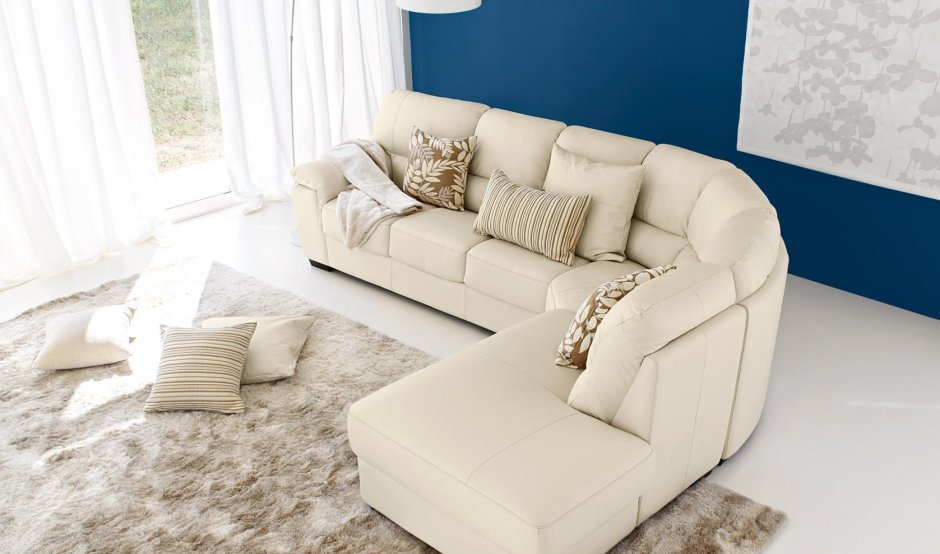 Угловой диван молочного цвета