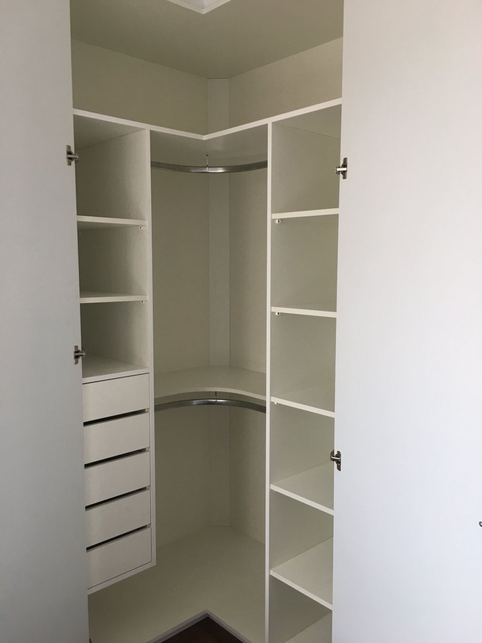 Маленькая угловая гардеробная