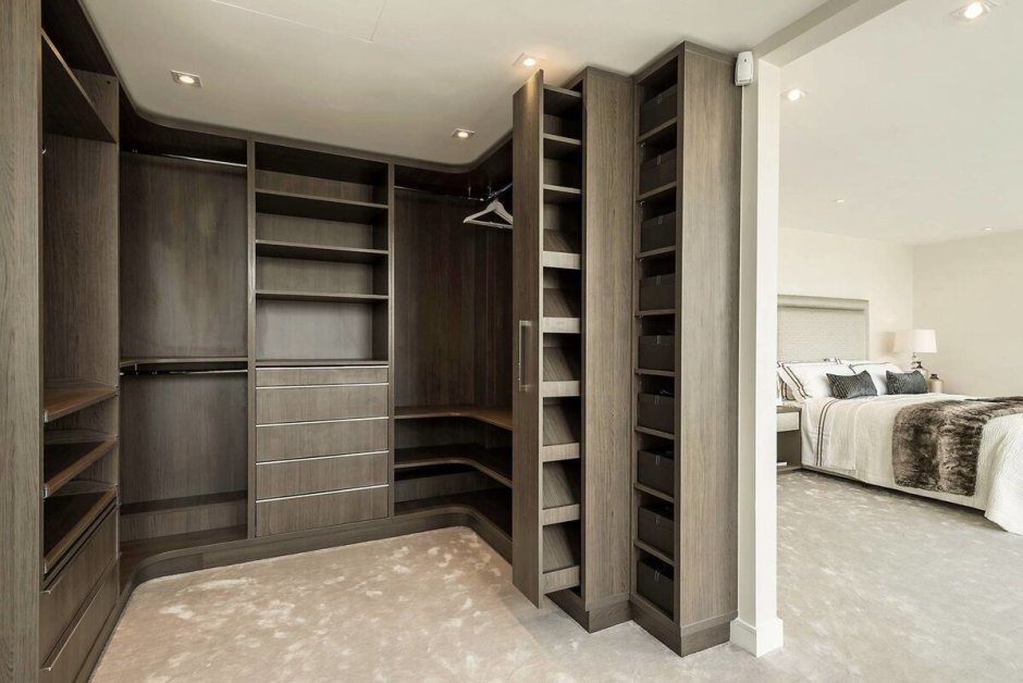 Угловая гардеробная в комнате