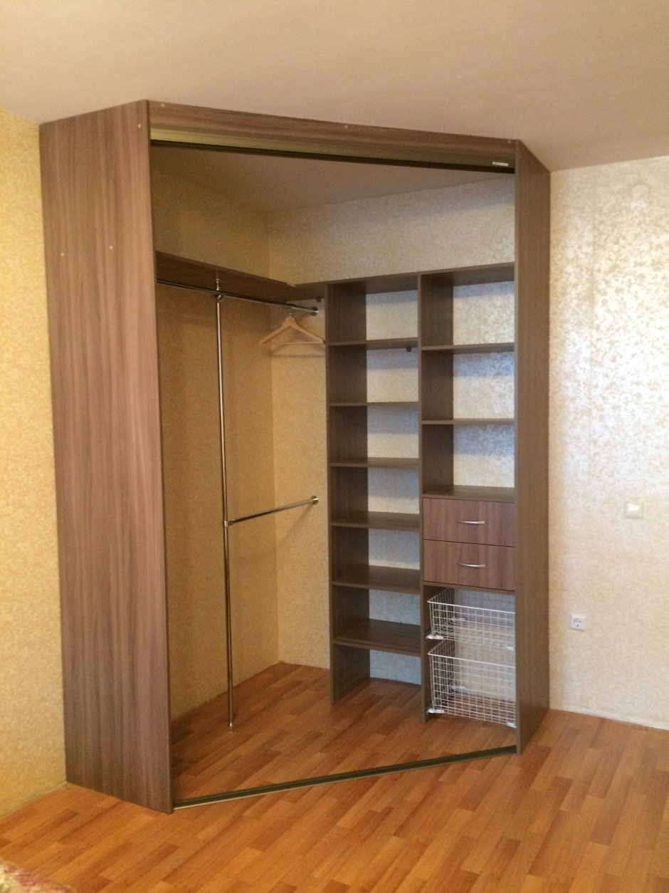 Встроенный угловой шкаф