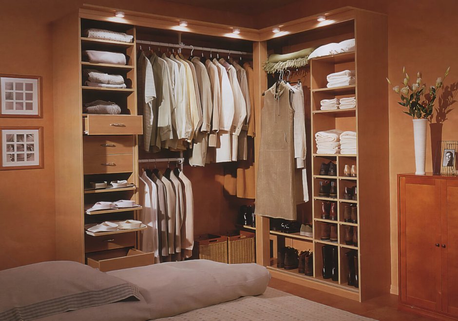 Угловая гардеробная система в комнате