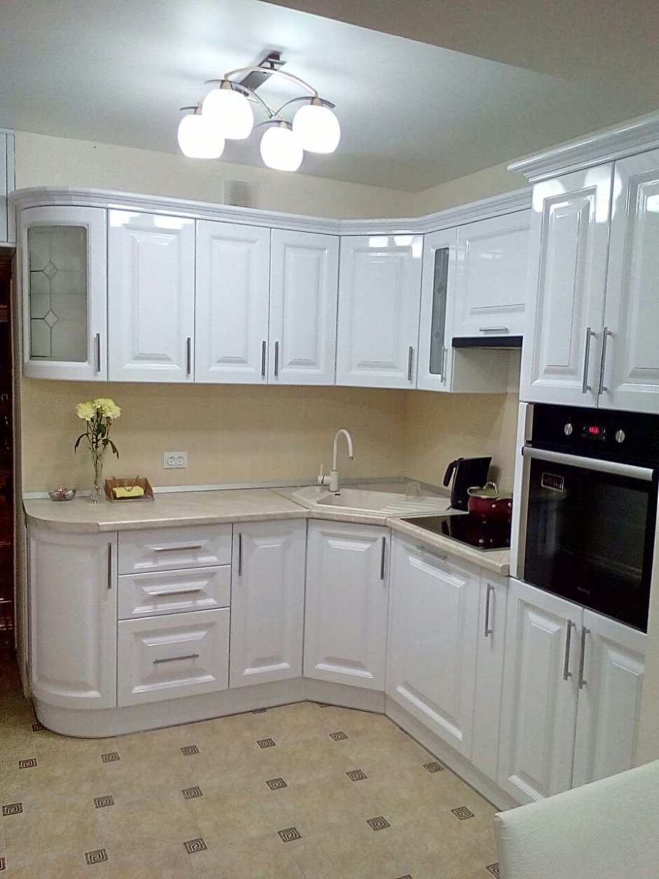 Кухня угловая белая классика