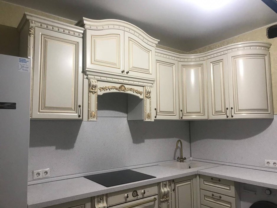 Кухня белая классика с золотой патиной фабрика Бор