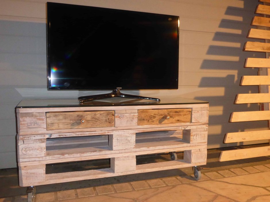 Тумбочка под телевизор из поддонов