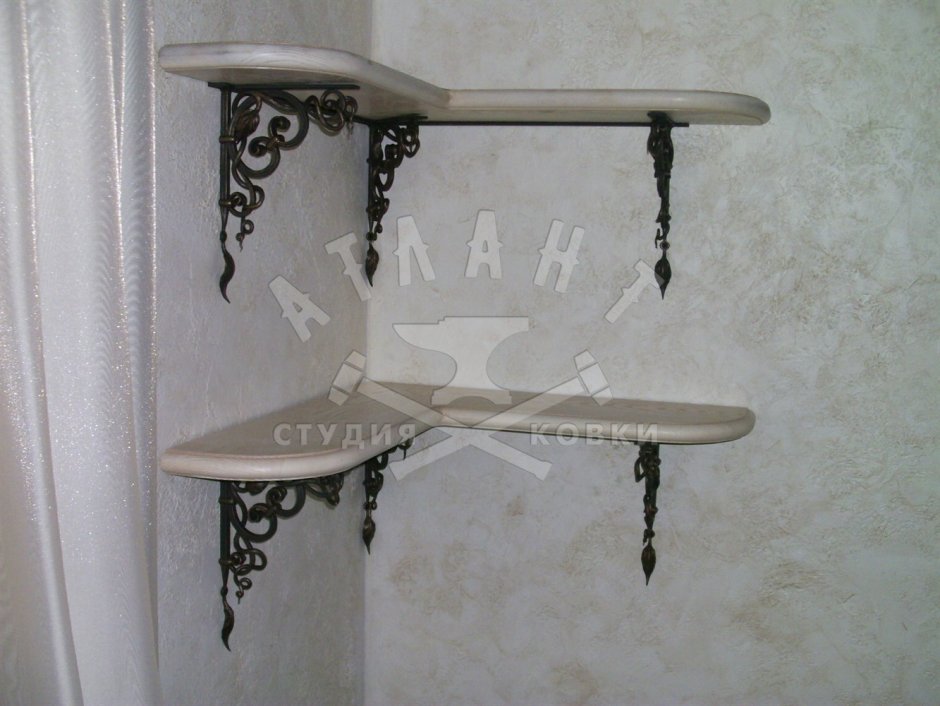 Угловая полка на кронштейнах