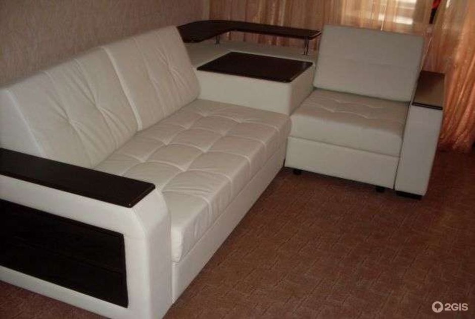 Угловой диван со столиком в углу