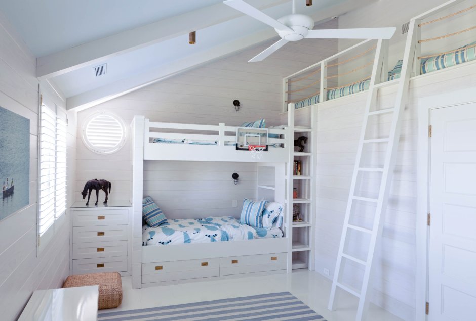 Комната маленькая с двухэтажной кроватью