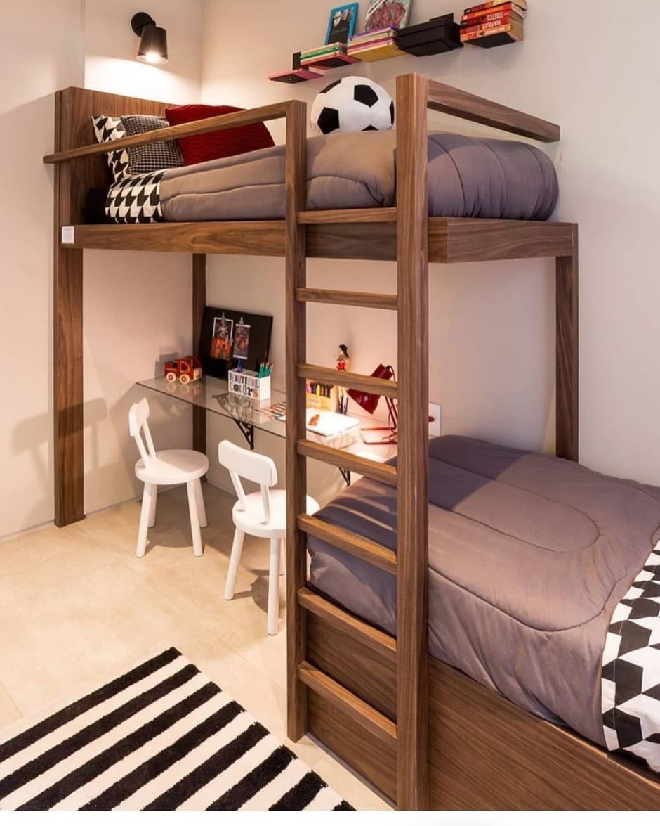 узкая комната с двухъярусной кроватью
