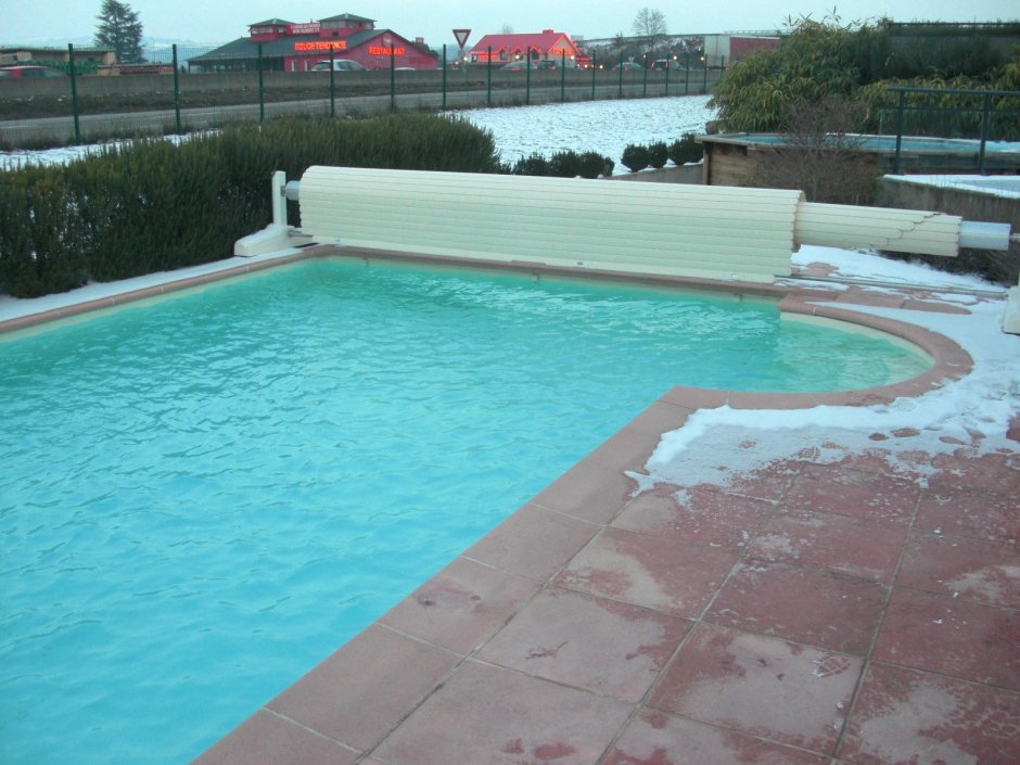 Открытый бассейн на участке с подогревом